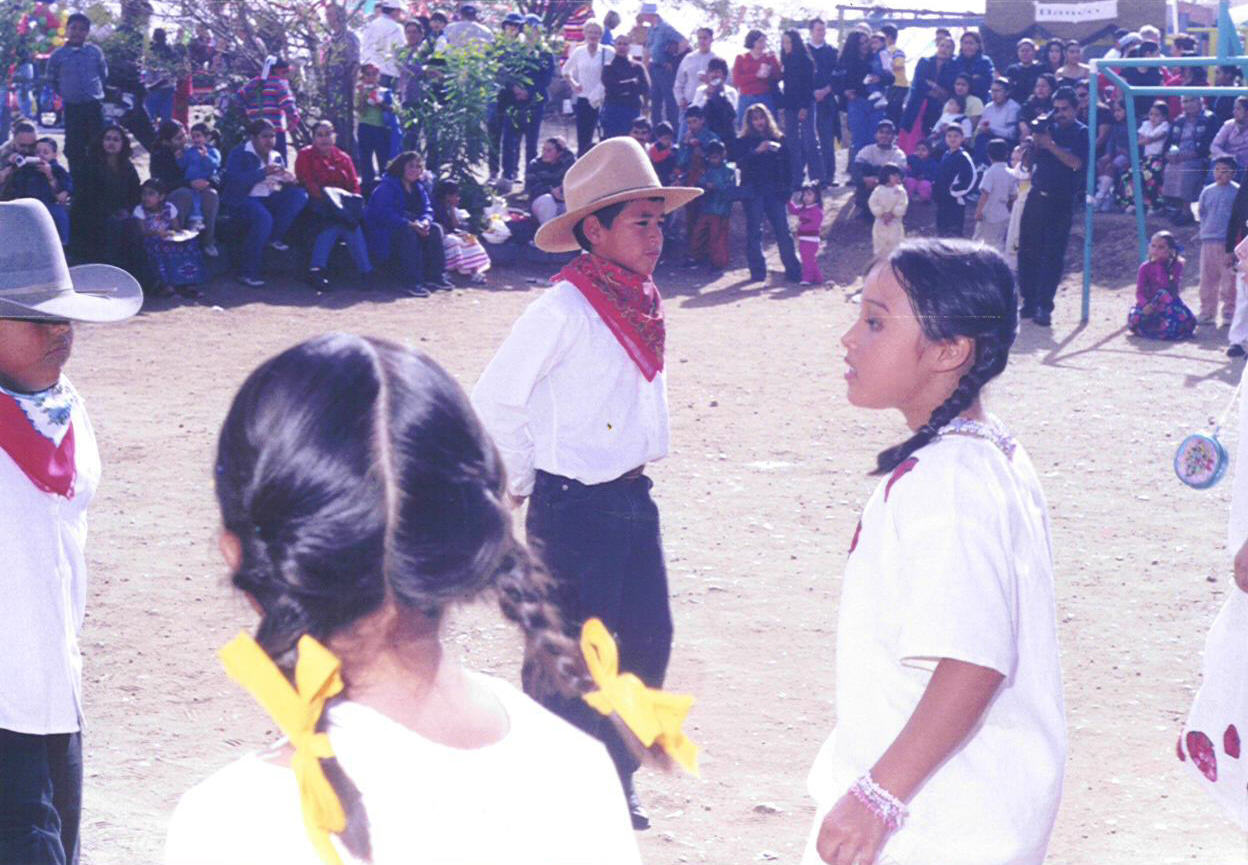 Colegio la Esperanza elementary students in Norteno dance