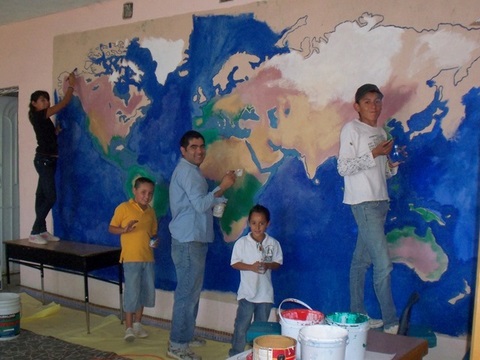 Antonio Vega and Colonia Kids paint the world