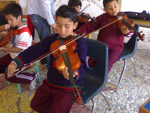 Colegio La Esperanza student orchestra